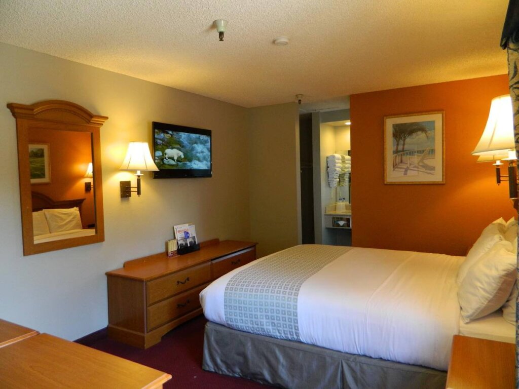 A single bed and TV in a room of the SLO INN in San Luis Obispo.