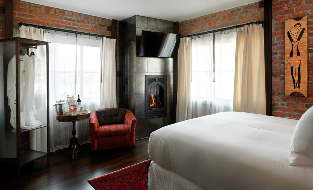 Bedroom furnishings at Granada Hotel