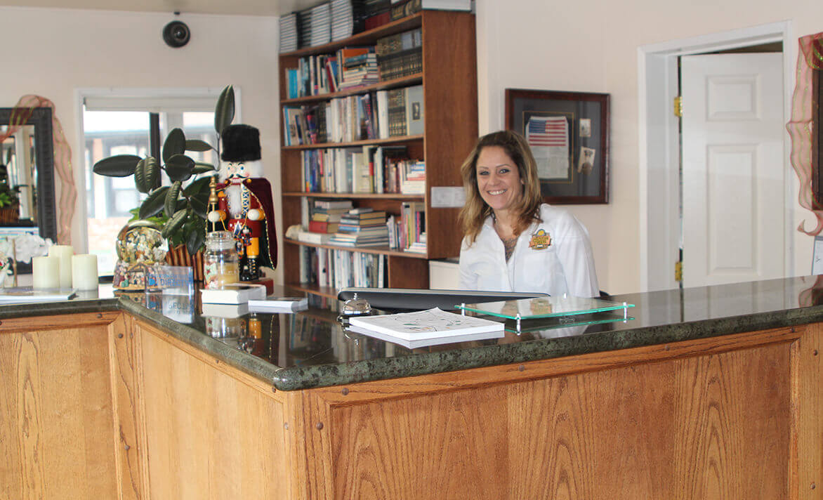 Concierge and check-in area at Peach Tree Inn