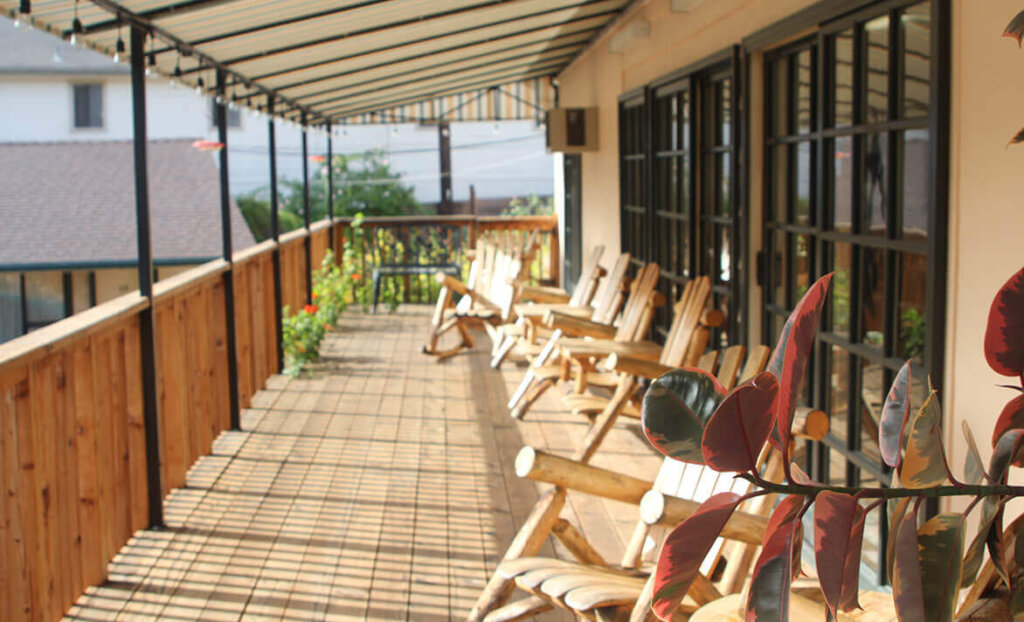 Outdoor Deck and lounge area at Peach Tree Inn