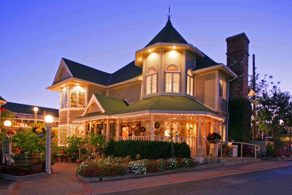 Apple Farm Hotel - Exterior at night