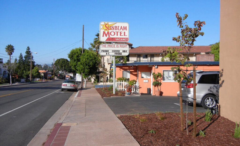 Sunbeam Motel entrance, driveway, and welcome sign