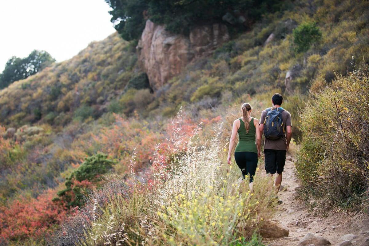 A couple hiking in San Luis Obispo