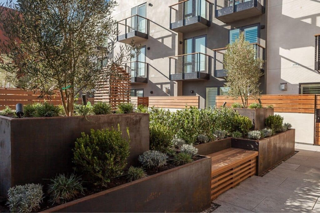 Hotel Cerro's garden patio area.