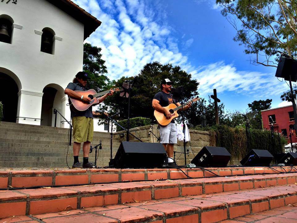 Matt Cross performing in Mission Plaza